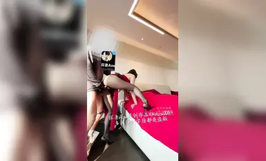 推特極品肥臀炮架「肉臀果兒」「探妻Azu」我哥的新婚之夜他竟然喝醉了，我看著一個人坐在新房床邊的黑絲嫂子還是忍不住對她下了手