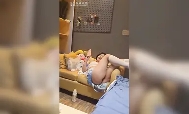 約炮大神『Gswavert』把07年陪玩店妹妹帶回家，上班穿的女僕白絲淪為情趣內衣，buff疊滿~反差小母狗一個