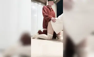 微胖女友共享、愛穿JK3P粉絲活動一場接一場「乖乖妻」婚紗露出，3P活動單男分享內射丈夫繼續刷鍋，一旁是熟睡的丈夫 (13)