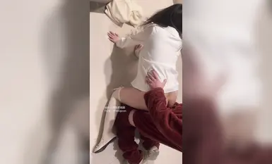 少しぽっちゃりした彼女が、JK3Pファンイベントを次々と着るのが大好きだと語ってくれた。「良妻」ウェディングドレス姿も披露された。3Pイベントでは、妻が鍋を洗い続けている間に、妻の中に射精する独身男性が語った。夫は彼女の隣でぐっすり眠っていた。（15）