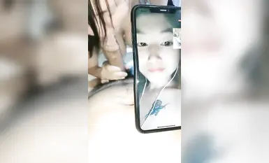 一邊調教女友一邊和女友閨蜜打視頻電話 內射騷逼