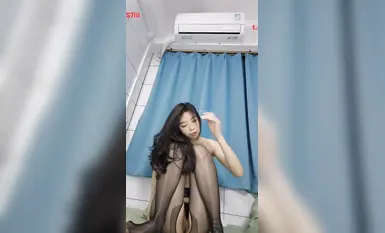Sisi は Sisi ではありません - エレガントな女神がひざまずき、犬のように這い、足フェチ、無防備なセックス、顔射 (73)