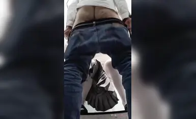 在戶外公廁大膽自慰的美女，被突然闖入的少男瘋狂啪啪