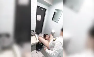 在戶外公廁大膽自慰的美女，被突然闖入的少男瘋狂啪啪