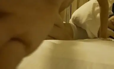 推薦這個，富公子邊打電話跟親愛的聊天說騷話，一邊干著嫩b蘿莉大學生美女，還給她聽他們做愛的聲音，對白精彩劇情淫盪，有錢人玩的真