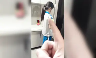 清純學生妹放學後還想要吃水果，讓她給我吃雞吧，把酸奶抹上面讓她舔干凈，最後在狠狠地操