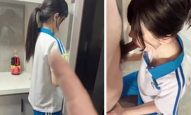 清純學生妹放學後還想要吃水果，讓她給我吃雞吧，把酸奶抹上面讓她舔干凈，最後在狠狠地操