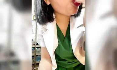 『clinicsexy』極品住院部騷貨醫生辦公室內露出自慰，性感奶牛紋內褲，偷偷在同事身後自慰，緊張刺激，跳蛋狂搗騷穴