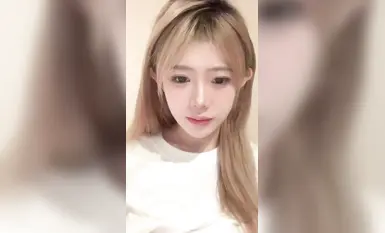 黃毛顏值極品的花臂精神小妹自拍，三點粉嫩的身材非常頂，這妹子又騷又嫩
