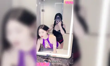 好烧啊，怎么会有这么烧的白虎母狗，闺蜜组团双人成行，被烧女鹅玩喷了，双头龙链在一起