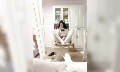 白絲母狗悠哉大王制服玩具抬腿自慰，微胖白嫩肉腿好澀，肛塞尾巴玩弄，夾子音淫語