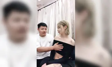 迷糊桃 剛成年的高顏值精神小妹被大叔帶回家猛乾 吃雞啪啪打電話 為了直播也是拼了 全身都粉嫩 喜歡嫩的不要錯過-1
