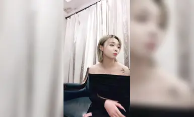迷糊桃 剛成年的高顏值精神小妹被大叔帶回家猛乾 吃雞啪啪打電話 為了直播也是拼了 全身都粉嫩 喜歡嫩的不要錯過-1