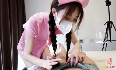 網紅反差女神【唐可可】性感白絲護士性愛治療_口交嫩穴騎乘後入淫語不斷