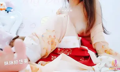 網紅反差少女【seven喵】漢服小姐姐掰開粉穴插入玩具抽插_白漿流出_漢服_巨乳_白漿