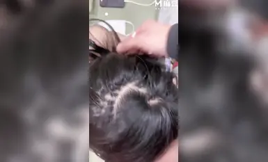 딸기처럼 생긴 음탕한 아버지가 딸이 비디오 게임을 하는 동안 자신의 성기를 빨게 한다.