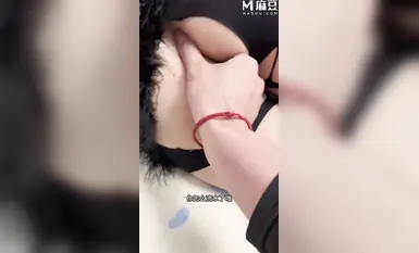 딸기처럼 생긴 음탕한 아버지가 딸이 비디오 게임을 하는 동안 자신의 성기를 빨게 한다.