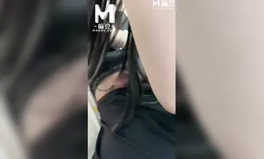딸기처럼 생긴 음탕한 아버지가 딸이 비디오 게임을 하는 동안 자신의 성기를 빨게 한다.