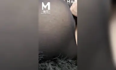 딸기처럼 생긴 음탕한 아버지가 딸이 비디오 게임을 하는 동안 자신의 성기를 빨게 한다.