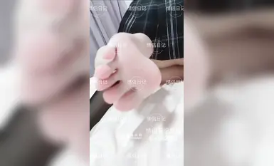 NTR綠帽情侶『情侶日記』JK美胸裸足誘惑，有一種老實人豁出去了的感覺