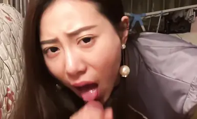 【經典泄密】香港嫩模林芳婷遭娛樂太子爺潛規則！趴在腿上深喉被按住頭強行吞精【AI增強2K畫質】 (4)