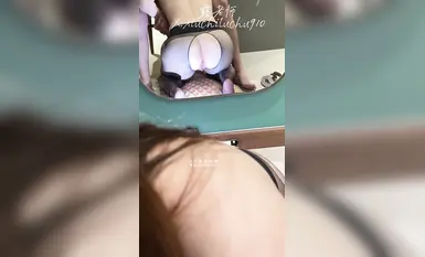 騷婊人妻女教師『露老師』變態的學生穿著絲襪後入老師體內，真的好舒服呀，雞吧隔著絲襪插進淫水流出的騷逼里 (3)
