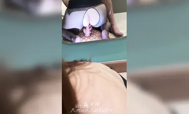 騷婊人妻女教師『露老師』變態的學生穿著絲襪後入老師體內，真的好舒服呀，雞吧隔著絲襪插進淫水流出的騷逼里 (3)