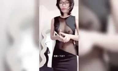 谷鲤里戴着眼镜脱光衣服试透明骚内衣_对着镜子用假鸡巴猛插自己_高潮喷水好几次_谷鲤里_反差_自拍_01