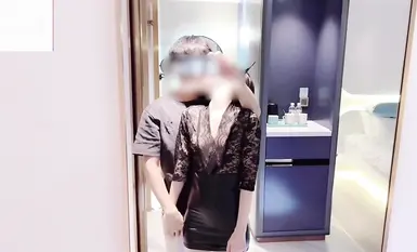 高跟小皮裙性感小萝莉