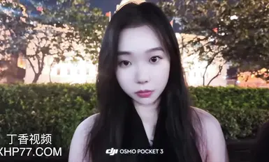 超高颜值害羞女友露脸性爱自拍，对镜头有点抗拒，男主强行拿开她的手边肏她