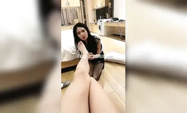 00後模特女奴滿分顏值頂級美腿，很聽話的舔﻿腳吸蛋頂肛，跪在地上深喉