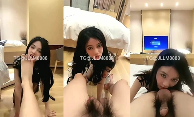 00後模特女奴滿分顏值頂級美腿，很聽話的舔﻿腳吸蛋頂肛，跪在地上深喉