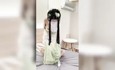 古裝制服的無毛一線天嫩穴的精神小妹，和金主在酒店自拍，被花式乘騎無套猛操，這騷穴真帶感