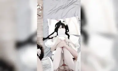 古裝制服的無毛一線天嫩穴的精神小妹，和金主在酒店自拍，被花式乘騎無套猛操，這騷穴真帶感