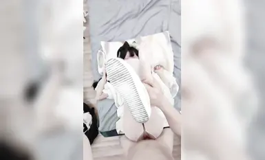 古裝制服的無毛一線天嫩穴的精神小妹，和金主在酒店自拍，被花式乘騎無套猛操，這騷穴真帶感