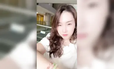 真實哺乳期媽媽心靜和08年的女兒，喂大哥吃奶喝奶，有身份證！媽媽在哺乳期的大胸脯，奶水超級多，大哥的臉要被淹死
