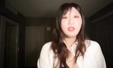 顏值氣質美女「Chloe_Lin」（林千夜）&「下面有根棒棒糖」出差做春夢准備雙飛女同事，敲門聲夢醒後被林千夜叫去陪睡，內射灌滿