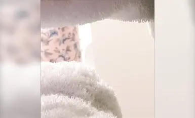 把相機藏在毛巾裡面偷拍表妹洗澡