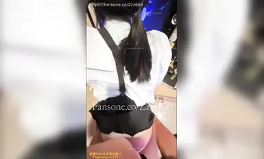 Tác phẩm gốc của Zheng, được phát hành vào ngày 5 tháng 7, có tựa đề "Sau khi làm chuyện đó với cô ấy trên bàn, tôi đã túm lấy cô ấy và tiếp tục quan hệ tình dục với cô ấy trên giường".