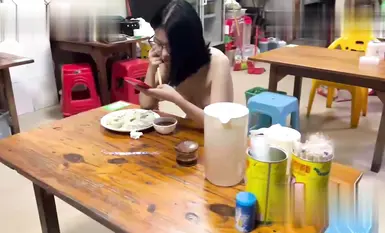天花板露出狂人【cikaimoon】首次露脸，苍蝇馆里全裸吃饺子，给老板和老板娘都看懵逼了