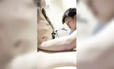 【原相机泄密】大学生女同情侣真实露脸磨豆腐自拍，短发假小子戴假阳具疯狂抽插长发眼镜妹，太生猛了，原档无水印(1)