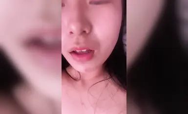 【原相機泄密】生活照美麗大方，床照淫盪母狗，超級反差女大生露臉啪啪性愛自拍視圖流出，原檔無水印
