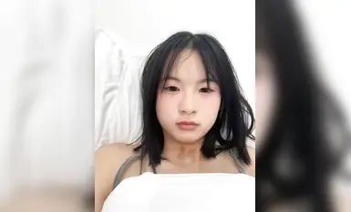 直播調教精神小妹3P秒變母狗！極品黑發小妹在直播間被兩個猛男圍住-1