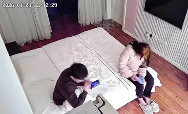 2026年初監控盜攝精選這兩對情侶著實讓人有些疑惑在房間內可以脫了衣服在床上做愛不尷尬嗎，誰是誰的男女朋友根本分不清-2