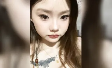 【原相機泄密】肉肉的洋氣巨乳美少女嫩妹露臉造愛自拍，欲仙欲死舔手指，極度反差，無水印原檔