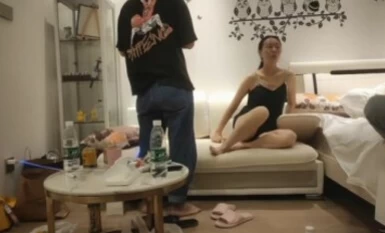 The old aunts, newcomers tonight, the spirit of the two brothers are in the mood, the sofa naked teasing, wildly dry pussy watery, a masterpiece must see!