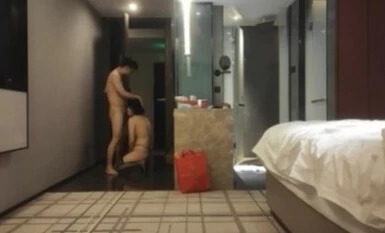 《挣钱买奥迪拉水泥》酒店约炮骚妇阿姨胖子还挺嚣张的打开房间门玩SM，才刚被打完没两天