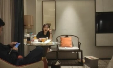 "Mendapat Duit untuk Beli Simen Audila" Lelaki gemuk itu dating dengan seorang wanita kewangan muda dan makan malam dengan makciknya, dia juga memuji lelaki gemuk itu kerana kacak dan hampir membuat saya ketawa.