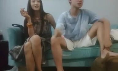 오리 형제 제작], 175 긴 다리 모델, 소파 키홀 팝, 검은 실크 홀드를 침대로 바꾸어 계속하고 침대에 약간의 파손 절름발이를 핥고 삽입하십시오.