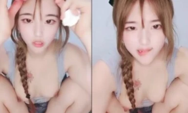 麻花辮清純外表很騷萌妹，電動假屌騎坐插穴，掰開看洞洞很小，爸爸操我騷逼，進進出出猛插直浪叫